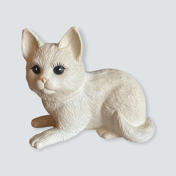 White ceramic kitty with eyelashes. - Picture 1 of 4
